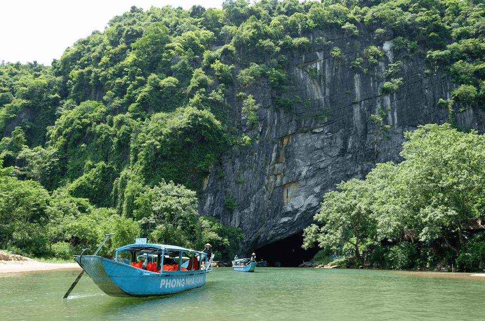 Travelers can reach Phong Nha Cave easily by bus, train, or airplane, depending on their starting point and travel preferences (Source: Pixabay)